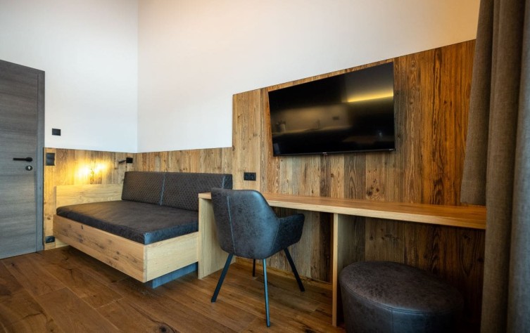 Zimmer mit Schreibtisch und TV