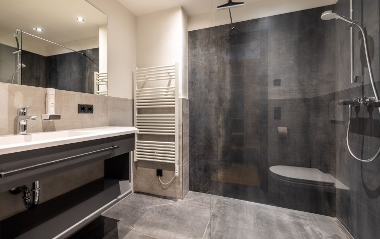 Badezimmer mit Dusche und WC