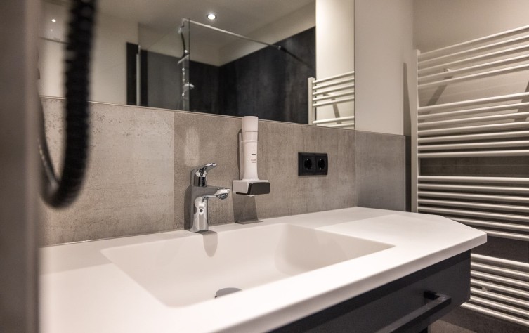 Großes Badezimmer im Doppelzimmer Franzl