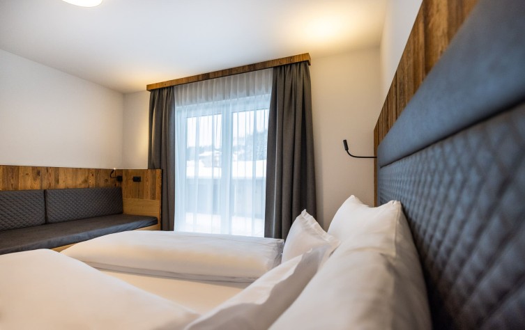 Doppelzimmer Franzl mit Ausblick auf die Piste in Rohrmoos/Schladming