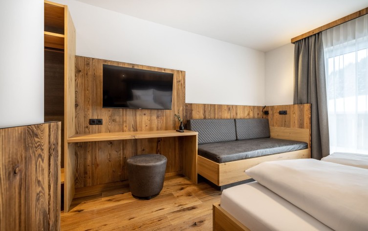 Schlafzimmer Franzl mit Schreibtisch und TV