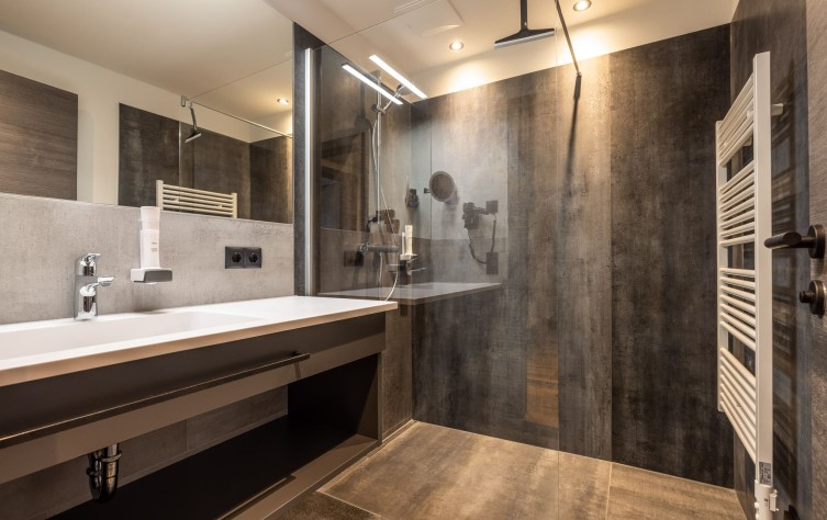 Badezimmer im Familienzimmer Mirzl mit Dusche und WC