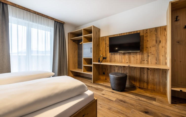 Familienzimmer Mirzl mit Schreibtisch und TV